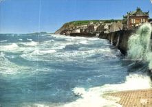 CPM Arromanches Calvados Effet de vagues et la digue 