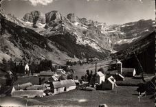CPM Cirque de Gavarnie Le Village Massif du Marbore