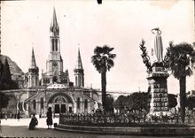 CPM Lourdes La Basilique La Vierge Couronnee 