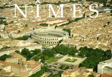CPM Nimes Les Arenes et les Jardins de Esplanade 