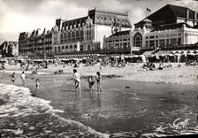 CPM En Normandie Cabourg Calvados Le Casino et la Plage 