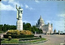 CPM Lisieux Calvados La Basilique et Statue de Ste Therese 