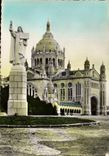 CPM La Basilique de Lisieux Statue de Ste Therese a l'entree du Parvis 