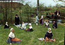 CPM La Ronde de Chartres Cercle laique Cueilette des coucous pres de la ferme du Petit Carcahu Fraze