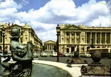 CPM Paris Une des fontaines de la Place de la Concorde 