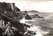 CPM En Bretgane Cote d'Emeraude Saint Lunaire Ille et Vilaine Les Remparts a la Pointe du Decolle 