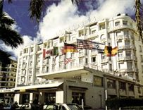 CPM Cannes Alpes Martimes Sur la Croisette l'Hotel Martinez 