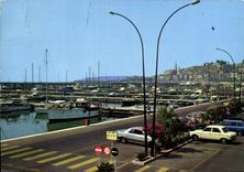 CPM Les Sites Merveilleux de la Cote d'Azur Menton Le nouveau port de plaisance de Garavan Au fond l