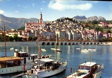 CPM Les Sites Merveilleux de la Cote d'Azur Menton La vieille ville vue du port 