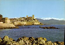 CPM Antibes Ses Remparts dans le fond le Chaine des Alpes 