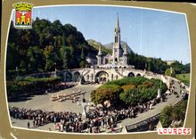 CPM Lourdes Les malades assistant au chemin de Croix 