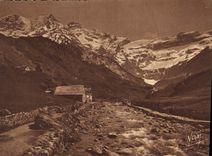 CPM Gavarnie Le Cirque et la Chauniere Vue prise au printemps La Cascade encore gelee ne coule pas 
