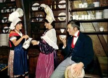 CPM La Normandie Couple en costume regional dans le cadre de la plus vieille auberge de France 