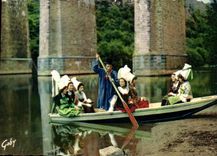 CPM Folklore de France La Normandie Sur les rives de l'Orne a Clecy 