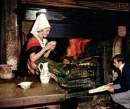 CPM La Normandie Couple en costume regional dans le cadre de la plus vieille auborge de France 