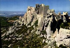 CPM En Provence les Baux de provence Ruines du Chateau Seigneurial Race d'Aiglons Jamais Vassale qui