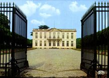 CPM Les Chateaux en berry Bouges Indre le Chateau Construit en 1762 la Cour d'Honneur 