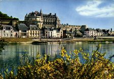 CPM Chateaux de la Loire Amboise I et L le Chateau Royal XV et XVI dominant la Loire 
