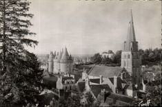 CPM En Touraine Langeais Indre et Loire l'Eglise le chateau les ruines et le pont sur la Loire 
