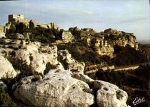 CPM En Provence Les Baux Bouches du Rhone les ruines rappellent le souvenir d'une ville puissante qu