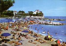 CPM Cote d'Azur Beaulieu sur Mer A M la plage de la Baie des Fourmis au fond le port de Plaisance et