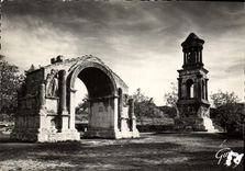 CPM Env de St Remy de Provence B du R Plateau des Antigues l'Arc de Triomphe et le mausolee temoins 
