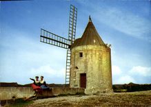CPM Au coeur de la Provence Fontvieille le celebre Moulin de Daudet 