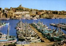 CPM Couleurs et lumiere de France Marseille Bouches du Rhone le vieux Port en arriere plan Notre Dam