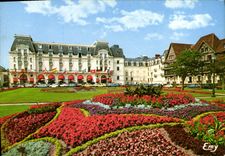 CPM Cabourg Calvados les jarins u casino et le Grand hotel a droite la residence Notmandy Home 