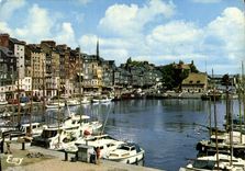 CPM Honfleur Calvados le vieux bassin et les facades typiques du quai Sainte Catherine 