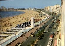 CPM Les Sables D'Olonne Vendee le Remblai la Pendule la Plage 