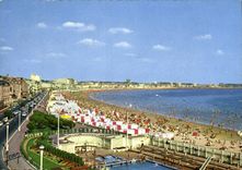 CPM La Vendee Les Sables d'Olonne la Plage au premier plan la Piscine et le Remblai 