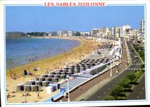 CPM Les Sables d'Olonne Vendee la plage le remblai et le casino 