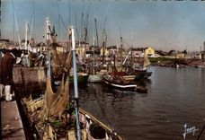 CPM La Vendee Les Sables d'Olonne Thoniers et chalutiers dans le port 