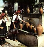 CPM Rhodes Paysannes d'Embana a la fontaine 