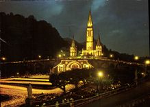 CPM Lourdes Hautes Pyrenees La Basilique illuminees et la Procession aux Flambeaux 