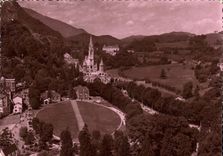 CPM Lourdes La Basilique du Rosaire Aus l plan l'eglise de gazon couvrant la Basilique souterraine S