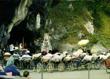 CPM Lourdes Les malades devant la Grotte 