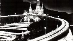 CPM Lourdes Hautes Pyrenees La Basilique illuminee et la Procession aux Flambeaux 