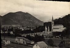 CPM Lourdes Hautes Pyrenees La Basilique et les Pyrenees 