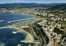 CPM La Cote d'Azur Cannes Vue generale sur le quartier du Palm Beach La Croisette et le Port Pierre 