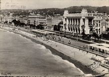 CPM Nice La Plage et la Promenade des Anglais 