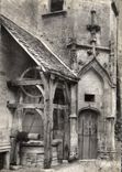 CPM Chateauneuf Cote d'Or Le Chateau le Puits et Porte gothique 