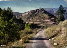 CPM Haute Provence Station Ete Hiver Beuil Alpes Mar Vue sur le bourg 