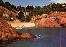 CPM La Corniche d'Or entre le Travas et Saint Raphael une Calanque aux Rochers Rouges et sa Plage 