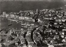 CPM La Cote d'Azur Saint Tropez Var vue aerienne sur la ville et le Port 