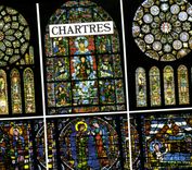 CPM Les Merveilles de Chartres Eure et Loir Vitraux de la Cathedrale du XII siecle la rose nord Notr