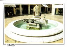 CPM Nimes la Fontaine de la Place du Marche sculpture de Martial Raysse 