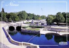 CPM Nimes le Jardin de la Fontaine et la Source au premier Plan 