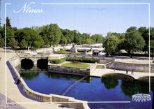 CPM Nimes le Jardin de la Fontaine et la Source au premier Plan 